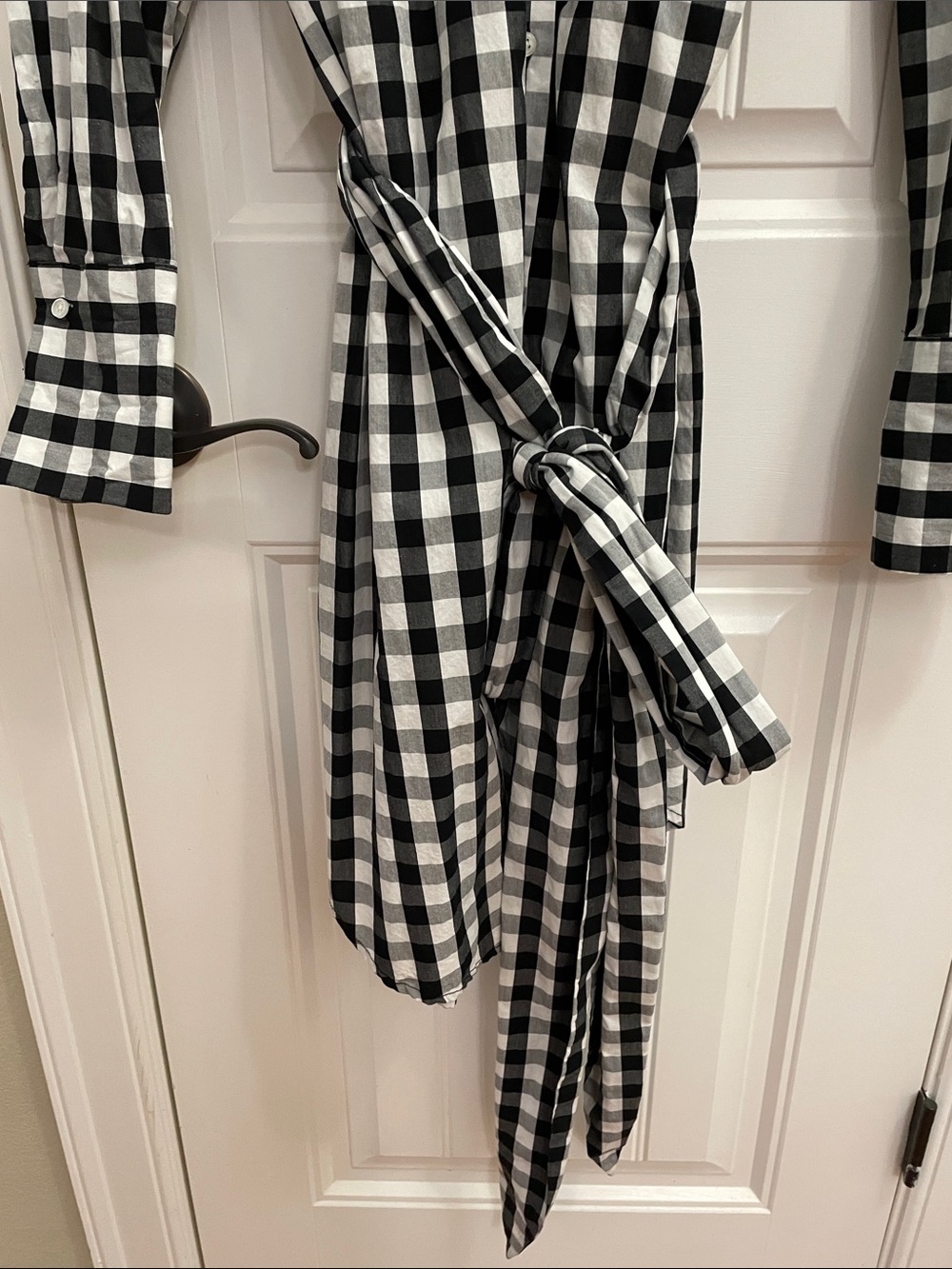 Who What Wear Black & White Gingham Long-Sleeve Shirt Dress with Tie Belt - Picture 4 of 8